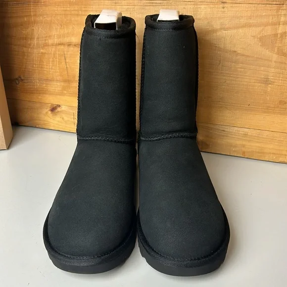 NIB Women’s UGG Classic Short II Black Shearling Sheepskin Boots - Picture 3 of 6